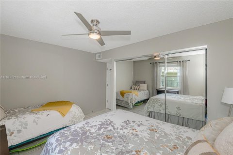 Condo in Hypoluxo, Florida, 3 bedrooms  № 1418585 - photo 19