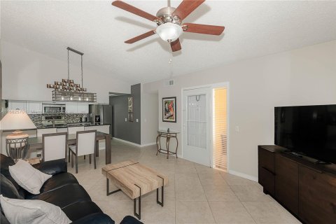 Condo in Hypoluxo, Florida, 3 bedrooms  № 1418585 - photo 8