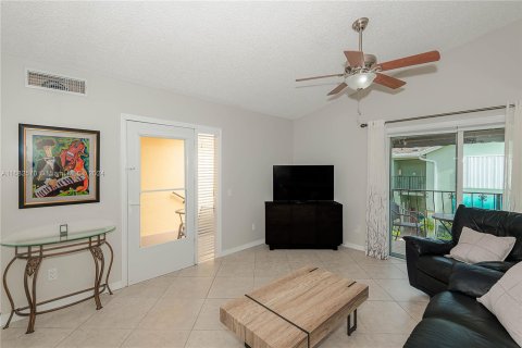 Condo in Hypoluxo, Florida, 3 bedrooms  № 1418585 - photo 11