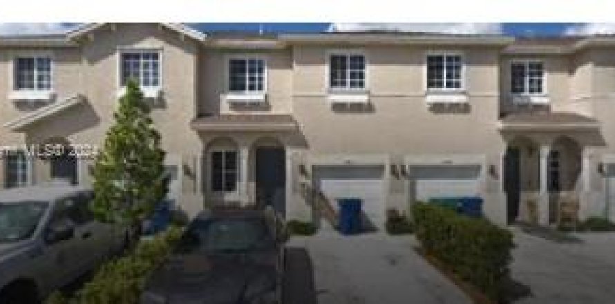 Townhouse in Miami Gardens, Florida 3 bedrooms, 147.62 sq.m. № 1225026