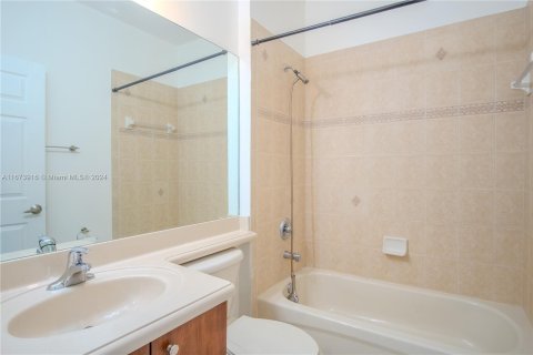 Townhouse in Miami, Florida 3 bedrooms, 173.73 sq.m. № 1397037 - photo 12