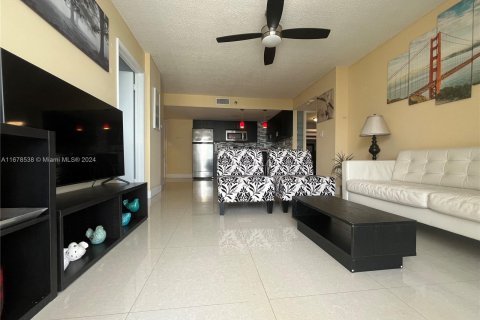 Condo in Miami, Florida, 2 bedrooms  № 1405959 - photo 9