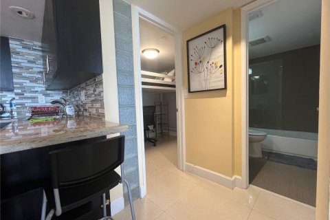 Condo in Miami, Florida, 2 bedrooms  № 1405959 - photo 8