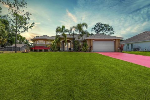 Villa ou maison à vendre à Lehigh Acres, Floride: 4 chambres, 179.49 m2 № 1190685 - photo 1