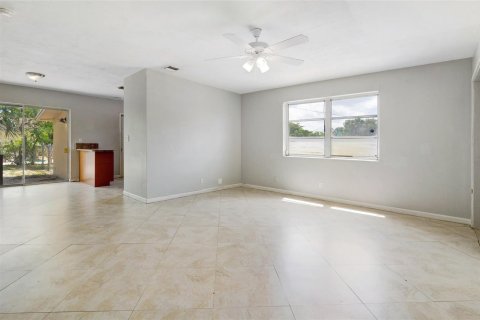 House in Lauderdale Lakes, Florida 3 bedrooms, 106.47 sq.m. № 1160793 - photo 16