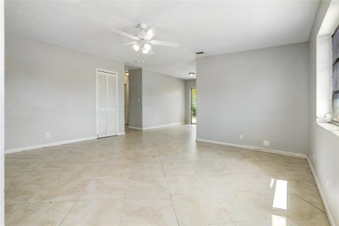 House in Lauderdale Lakes, Florida 3 bedrooms, 106.47 sq.m. № 1160793 - photo 18