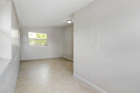 House in Lauderdale Lakes, Florida 3 bedrooms, 106.47 sq.m. № 1160793 - photo 4