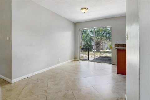 House in Lauderdale Lakes, Florida 3 bedrooms, 106.47 sq.m. № 1160793 - photo 15