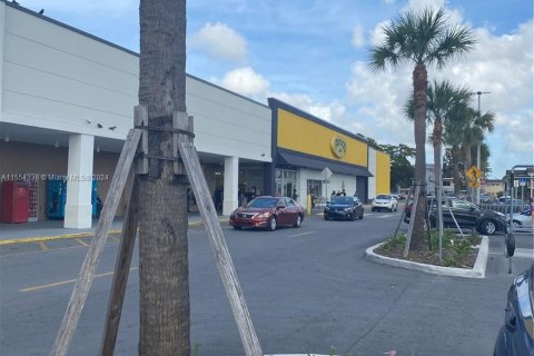 Propiedad comercial en venta en Miami, Florida № 1075079 - foto 2