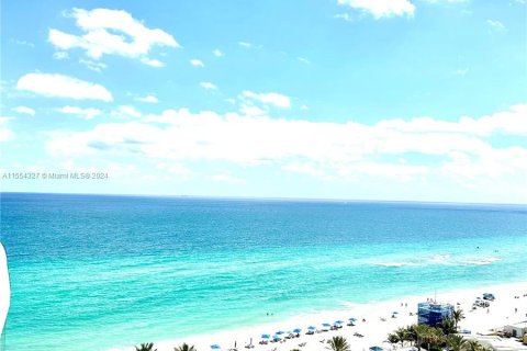 Condo in Hollywood, Florida, 1 bedroom  № 1075076 - photo 1