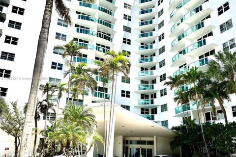 Condo in Hollywood, Florida, 1 bedroom  № 1075076 - photo 3