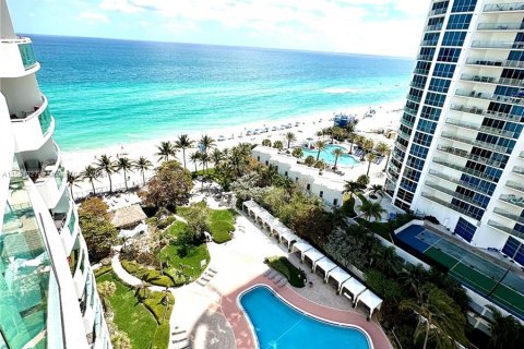 Condo in Hollywood, Florida, 1 bedroom  № 1075076 - photo 24