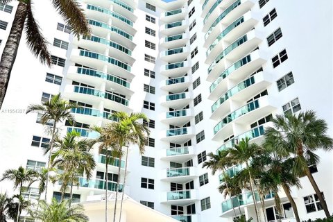 Condominio en venta en Hollywood, Florida, 1 dormitorio, 82.03 m2 № 1075076 - foto 2