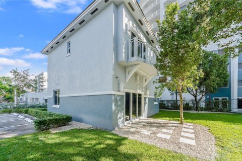 Townhouse in Miami, Florida 3 bedrooms, 153.29 sq.m. № 1402717 - photo 2