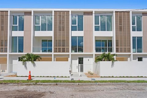 Adosado en venta en Tampa, Florida, 3 dormitorios, 204.38 m2 № 1344011 - foto 1