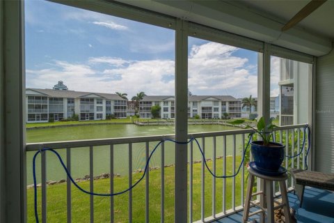 Condo in Cocoa Beach, Florida, 3 bedrooms  № 1343977 - photo 9