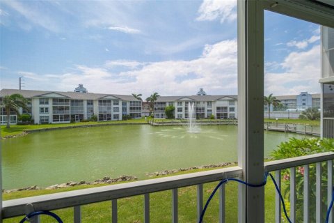 Condo in Cocoa Beach, Florida, 3 bedrooms  № 1343977 - photo 1