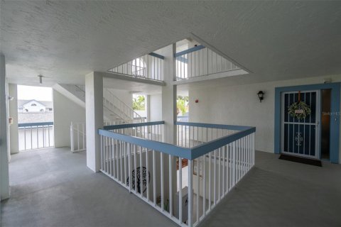 Condo in Cocoa Beach, Florida, 3 bedrooms  № 1343977 - photo 30