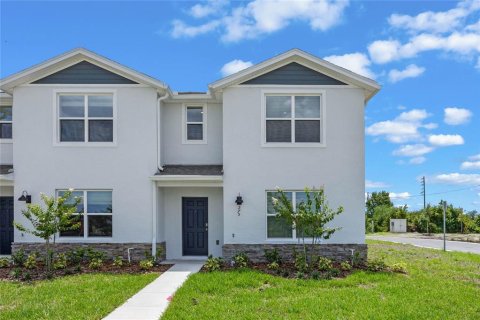 Townhouse in Saint Cloud, Florida 3 bedrooms, 138.24 sq.m. № 1295767 - photo 1