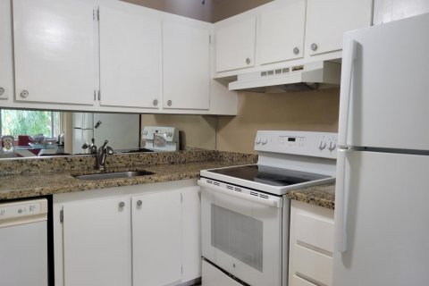 Condo in Palm Springs, Florida, 2 bedrooms  № 1051404 - photo 21