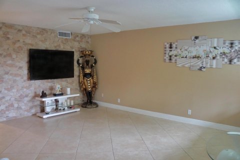 Condo in Palm Springs, Florida, 2 bedrooms  № 1051404 - photo 22