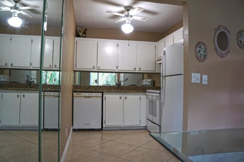 Condo in Palm Springs, Florida, 2 bedrooms  № 1051404 - photo 20