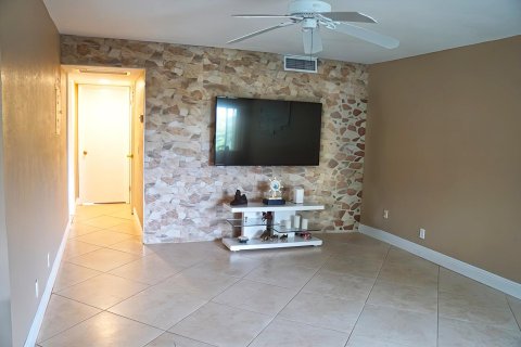 Condo in Palm Springs, Florida, 2 bedrooms  № 1051404 - photo 26