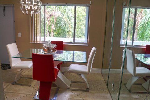 Condo in Palm Springs, Florida, 2 bedrooms  № 1051404 - photo 24