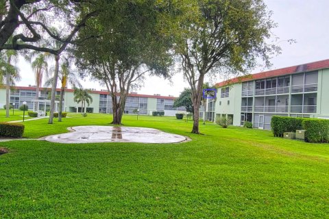 Condo in Palm Springs, Florida, 2 bedrooms  № 1051404 - photo 4