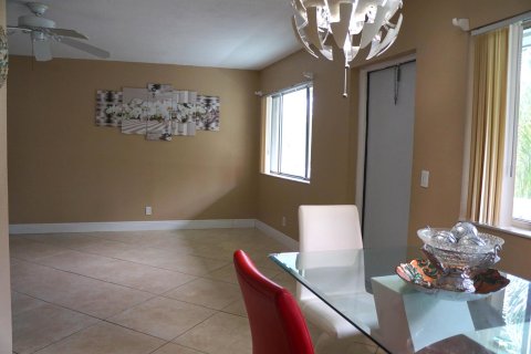 Condo in Palm Springs, Florida, 2 bedrooms  № 1051404 - photo 23