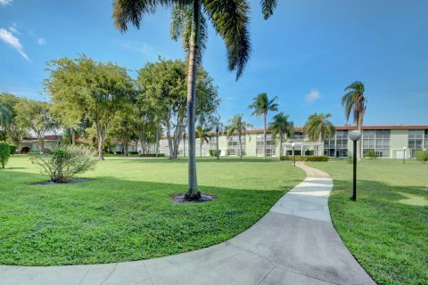 Condo in Palm Springs, Florida, 2 bedrooms  № 1051404 - photo 1