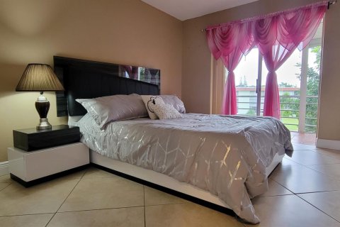 Condominio en venta en Palm Springs, Florida, 2 dormitorios, 80.36 m2 № 1051404 - foto 18