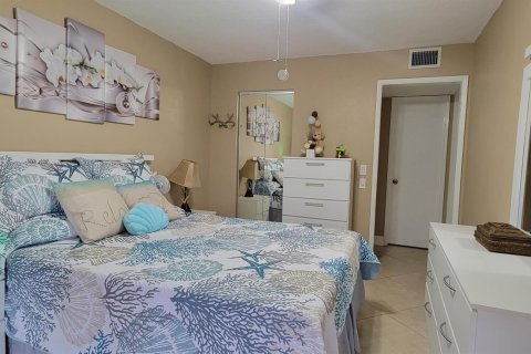 Condo in Palm Springs, Florida, 2 bedrooms  № 1051404 - photo 15