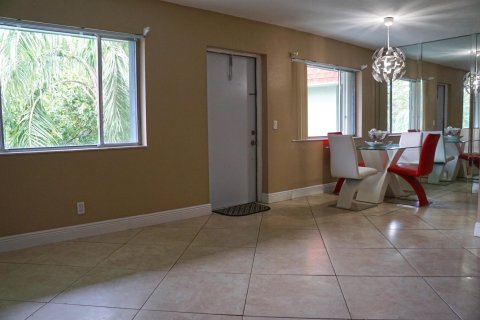 Condo in Palm Springs, Florida, 2 bedrooms  № 1051404 - photo 27