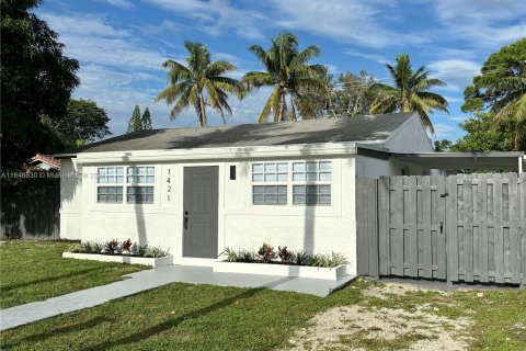 House in Fort Lauderdale, Florida 4 bedrooms, 134.15 sq.m. № 1331230 - photo 1