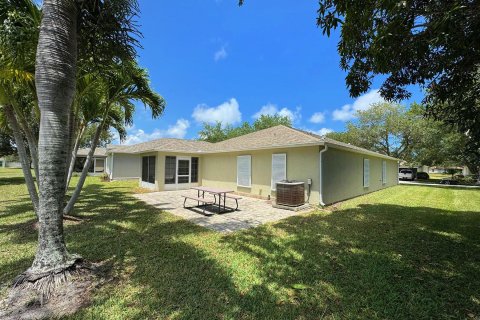 House in Vero Beach, Florida 4 bedrooms, 180.42 sq.m. № 1160464 - photo 11