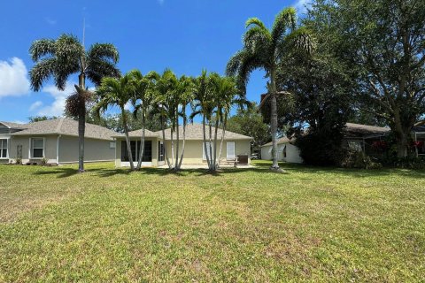 House in Vero Beach, Florida 4 bedrooms, 180.42 sq.m. № 1160464 - photo 12