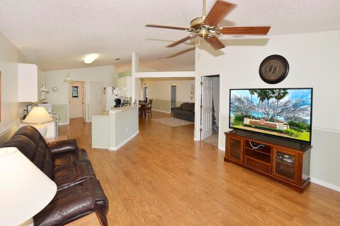 House in Vero Beach, Florida 4 bedrooms, 180.42 sq.m. № 1160464 - photo 29