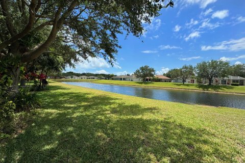 House in Vero Beach, Florida 4 bedrooms, 180.42 sq.m. № 1160464 - photo 10