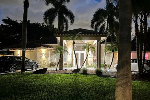 Villa ou maison à louer à Davie, Floride: 4 chambres, 273.69 m2 № 1021792 - photo 1