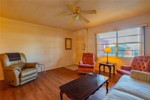 Condo in New Port Richey, Florida, 1 bedroom  № 1027968 - photo 3