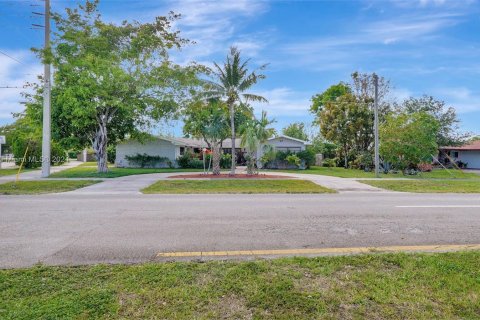 House in Hollywood, Florida 5 bedrooms, 298.31 sq.m. № 1161217 - photo 10
