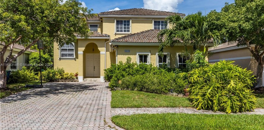 Villa ou maison à Palmetto Bay, Floride 5 chambres, 245.45 m2 № 1294054