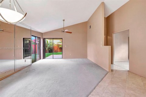 Villa ou maison à vendre à Pembroke Pines, Floride: 3 chambres, 131.55 m2 № 1293983 - photo 4