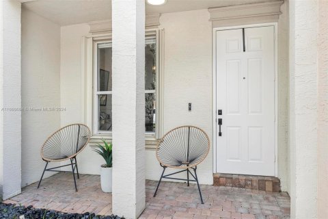 Townhouse in Miramar, Florida 3 bedrooms, 163.32 sq.m. № 1384077 - photo 2