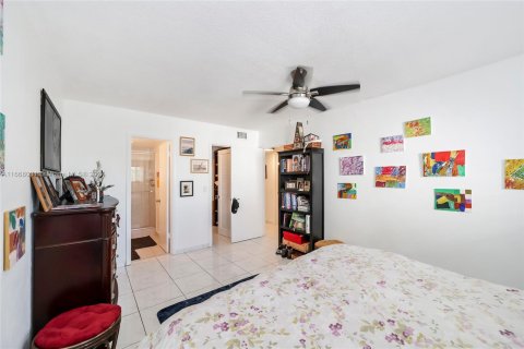 Condo in Hallandale Beach, Florida, 2 bedrooms  № 1384110 - photo 15