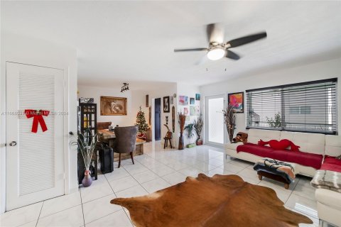 Condo in Hallandale Beach, Florida, 2 bedrooms  № 1384110 - photo 3