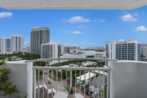 Condo in Miami Beach, Florida, 2 bedrooms  № 1281841 - photo 19