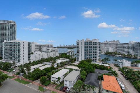 Condo in Miami Beach, Florida, 2 bedrooms  № 1281841 - photo 24