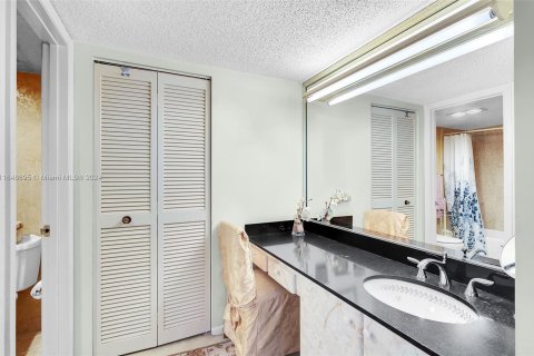 Condo in Hallandale Beach, Florida, 2 bedrooms  № 1331048 - photo 28